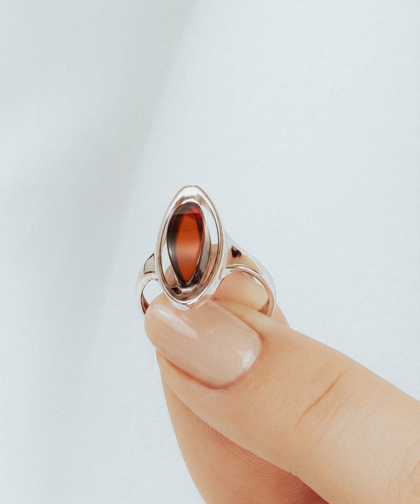 Серебряное кольцо с янтарём