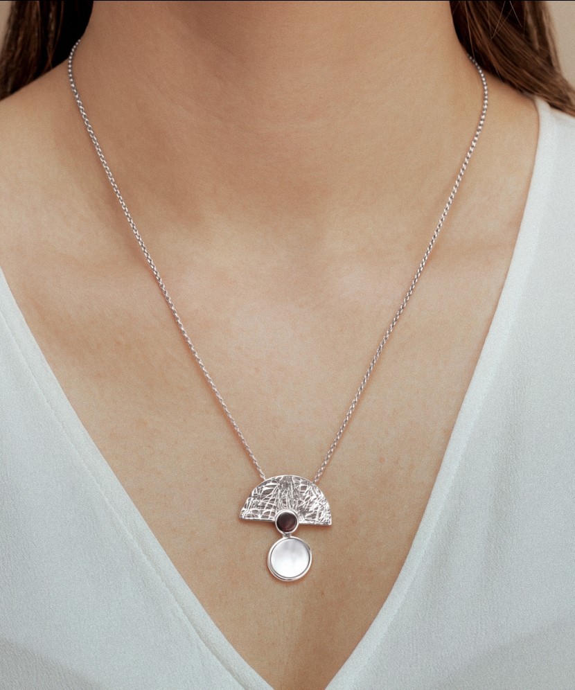 Sudraba ķēdīte ar dzintara un perlamutra kulonu