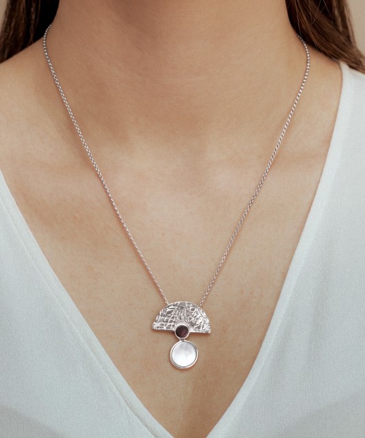 Sudraba ķēdīte ar dzintara un perlamutra kulonu