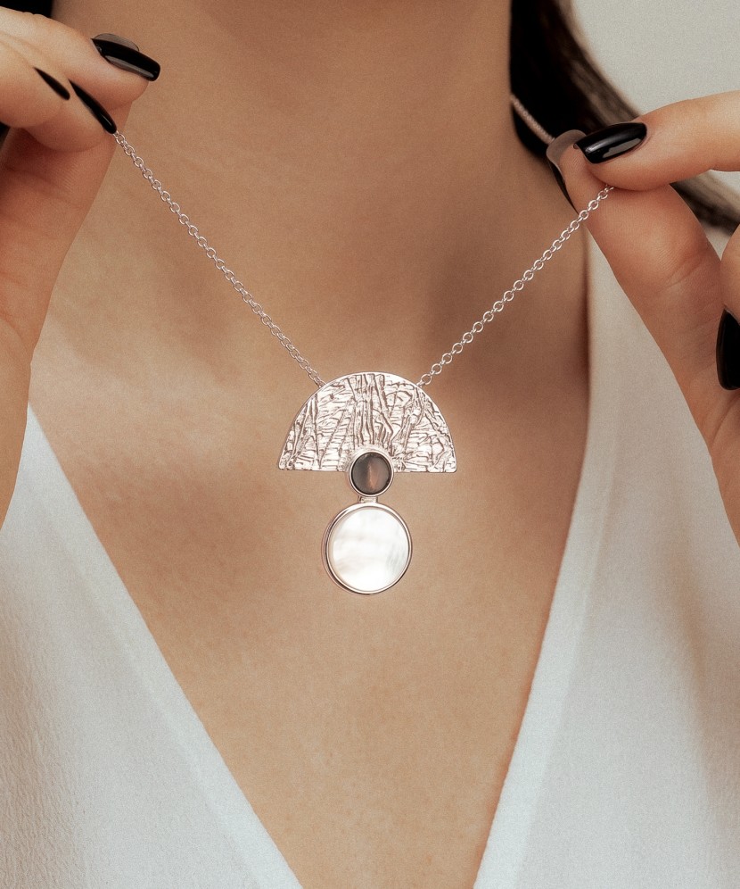 Серебряная цепочка с подвеской из янтаря и перламутра.