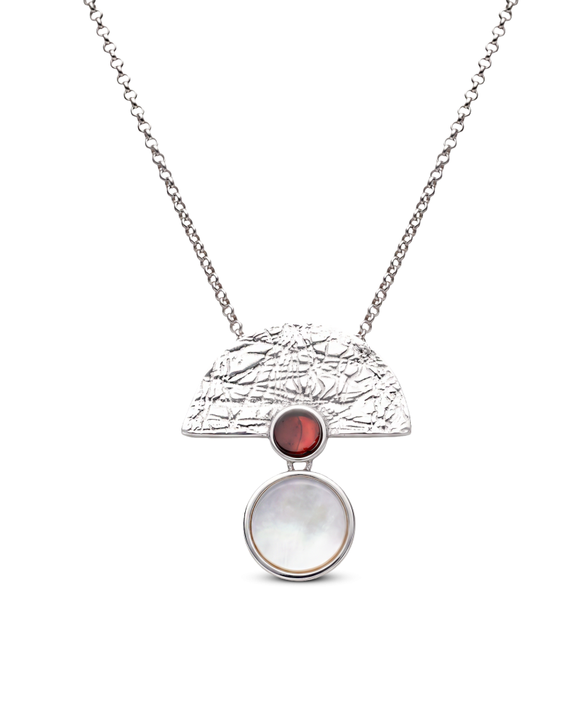Sudraba ķēdīte ar dzintara un perlamutra kulonu