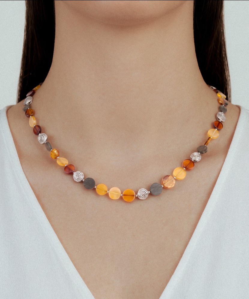 Kaklarota ar dzintaru un koku