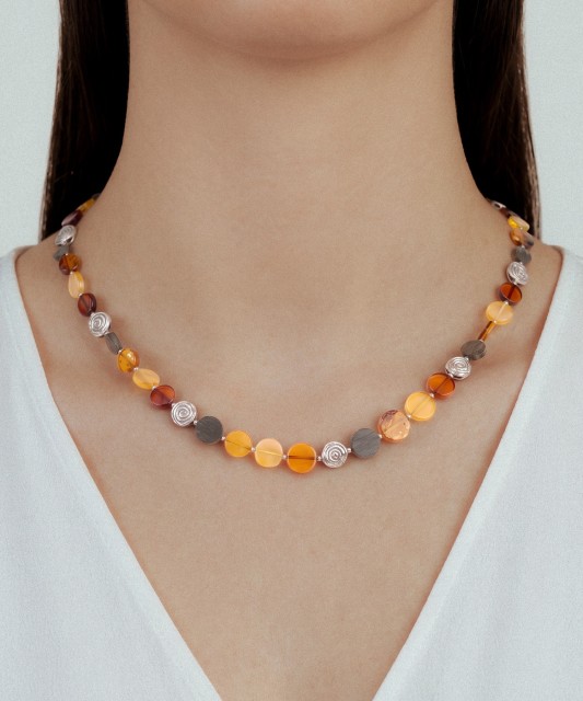 Колье с янтарем и деревом