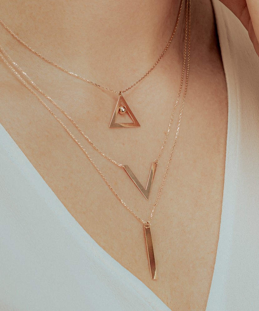 Trīskārša zelta ķēdīte ar kuloniem