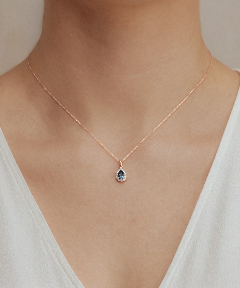 Zelta kulons ar dimantiem un Londonas topāzu