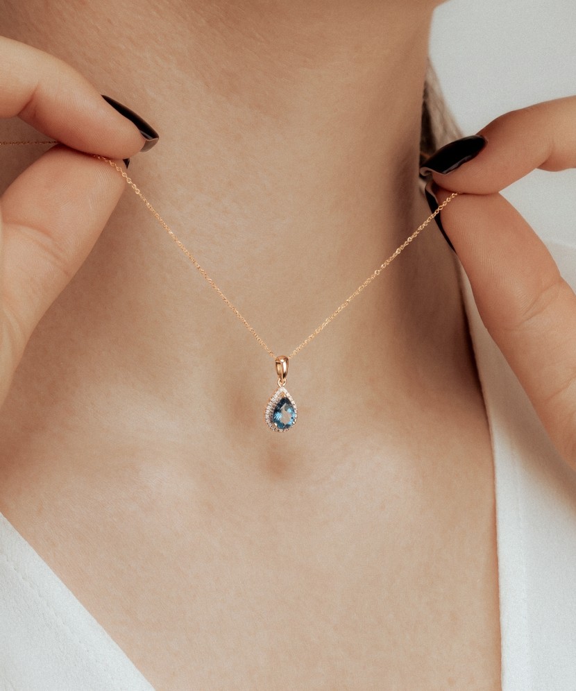 Zelta kulons ar dimantiem un Londonas topāzu