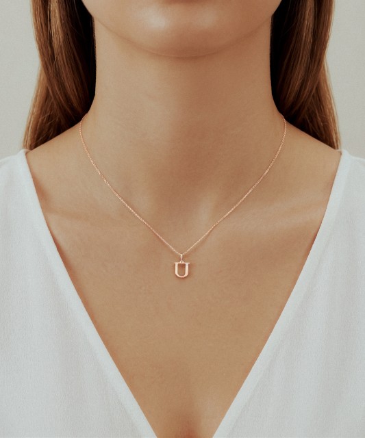 Zelta kulons ar dimanta burtu U