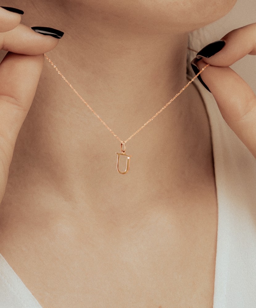 Zelta kulons ar dimanta burtu U