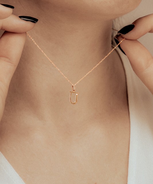 Zelta kulons ar dimanta burtu U