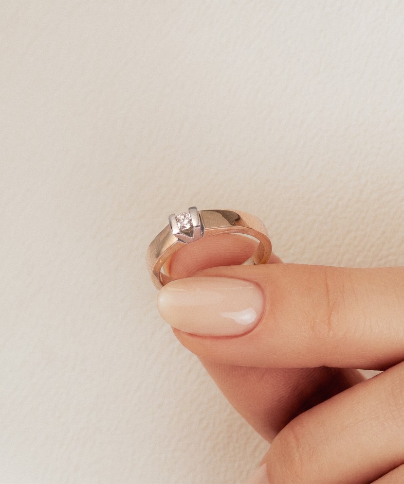 Золотое кольцо с бриллиантом 0,048ct