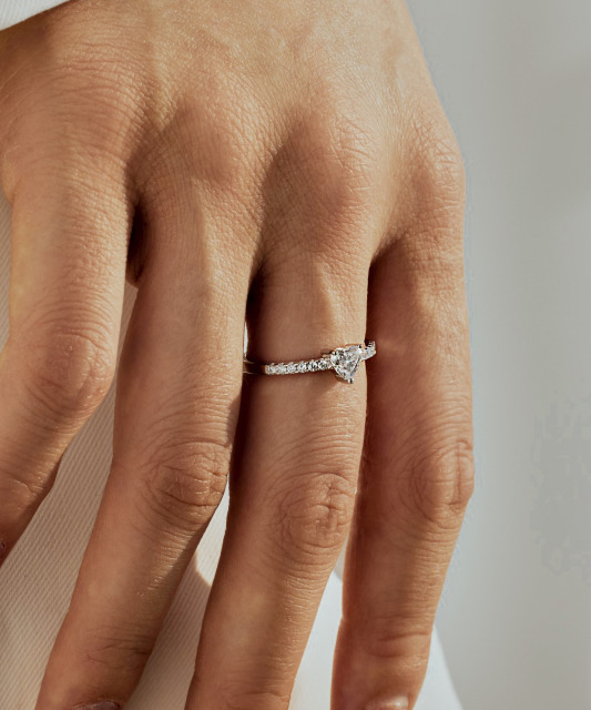 Серебряное кольцо с муассанитами «Сердечко» 0.5ct