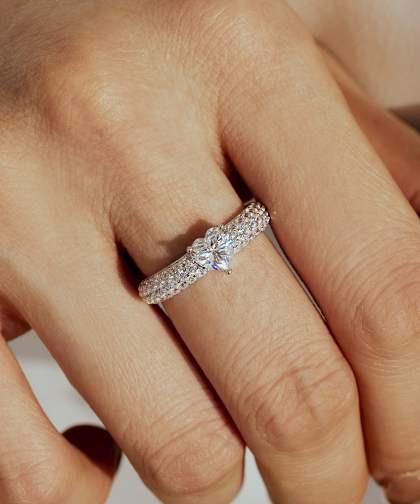 Sudraba gredzens ar moisanītiem “Sirsniņa” 0.8ct