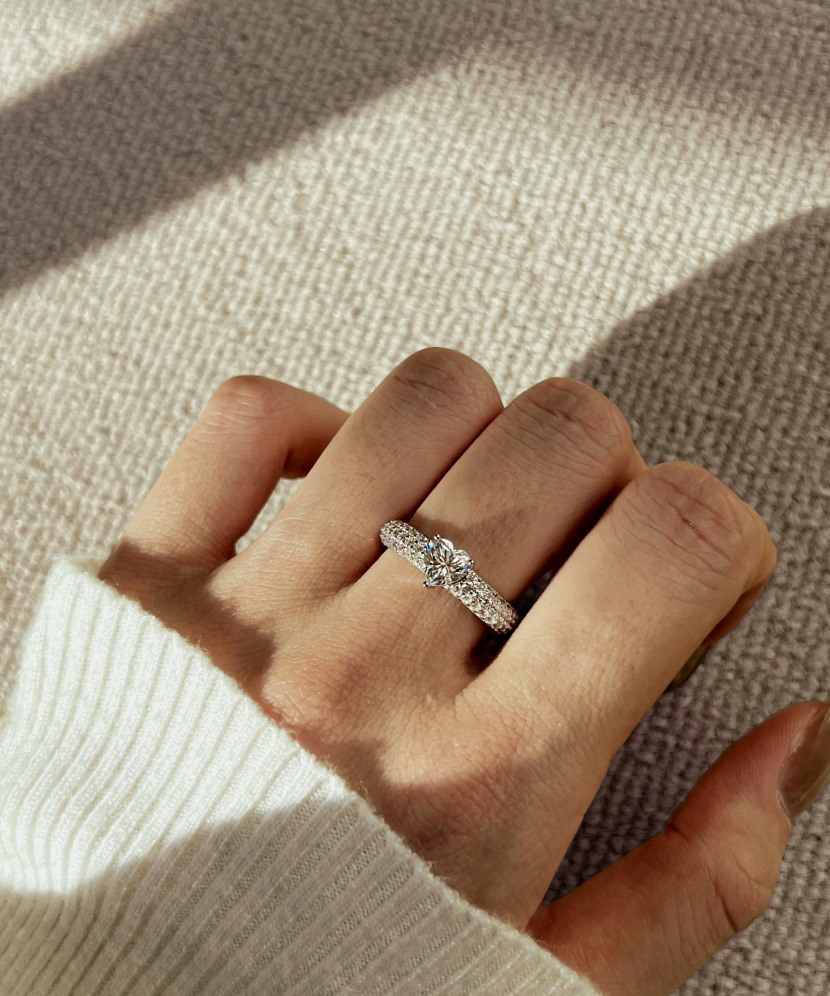 Sudraba gredzens ar moisanītiem “Sirsniņa” 0.8ct
