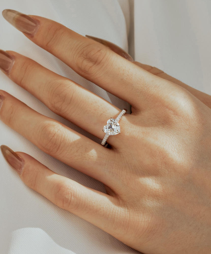 Серебряное кольцо с муассанитами 2ct