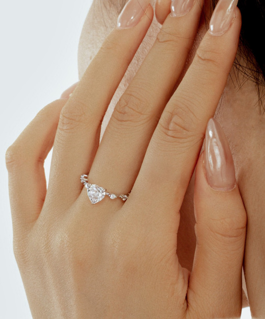Sudraba gredzens ar moisanītiem “Sirsniņa” 1.2ct