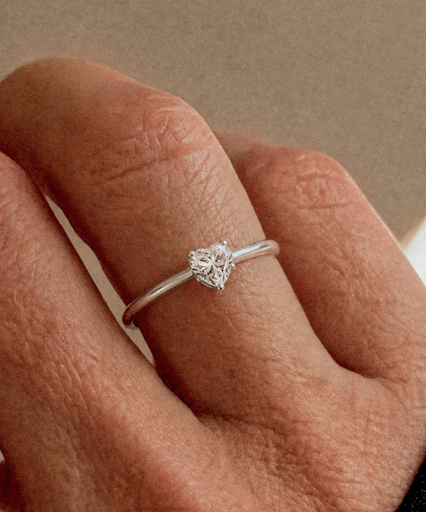 Sudraba gredzens ar moisanītu “Sirsniņa” 0.8ct