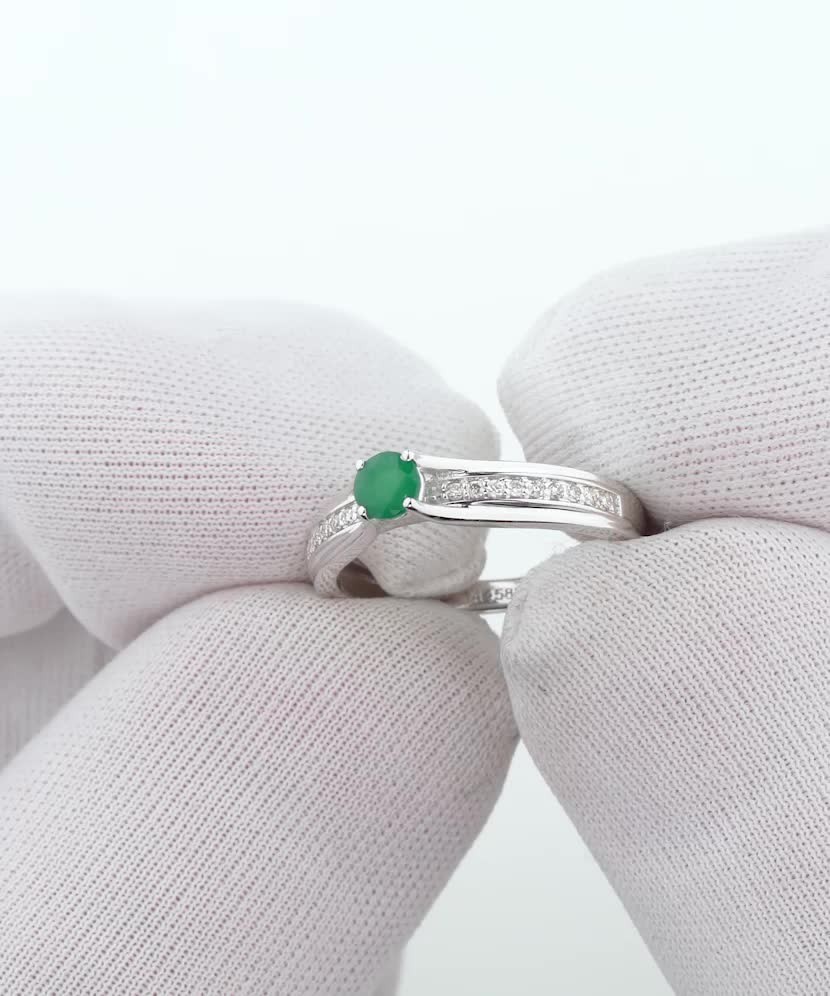 Кольцо из белого золота с изумрудом и бриллиантами