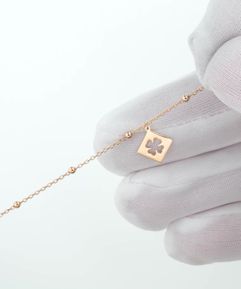 Zelta ķēdīte uz kājas ar piekariņiem