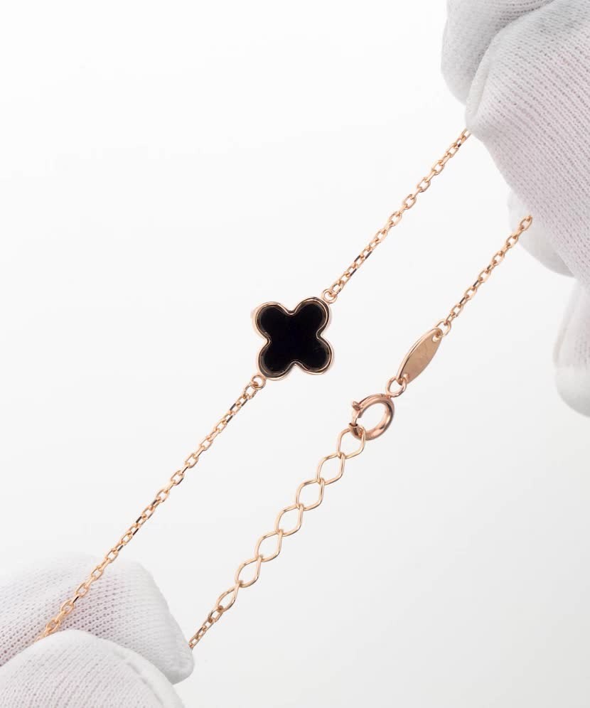 Золотой браслет с ониксом