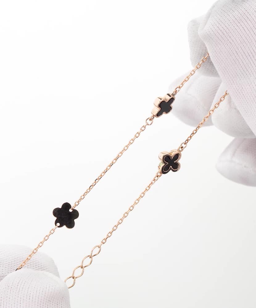 Zelta rokassprādze ar oniksu