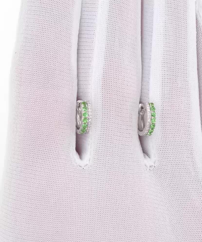 Серьги из белого золота с бриллиантами и зеленым гранатом