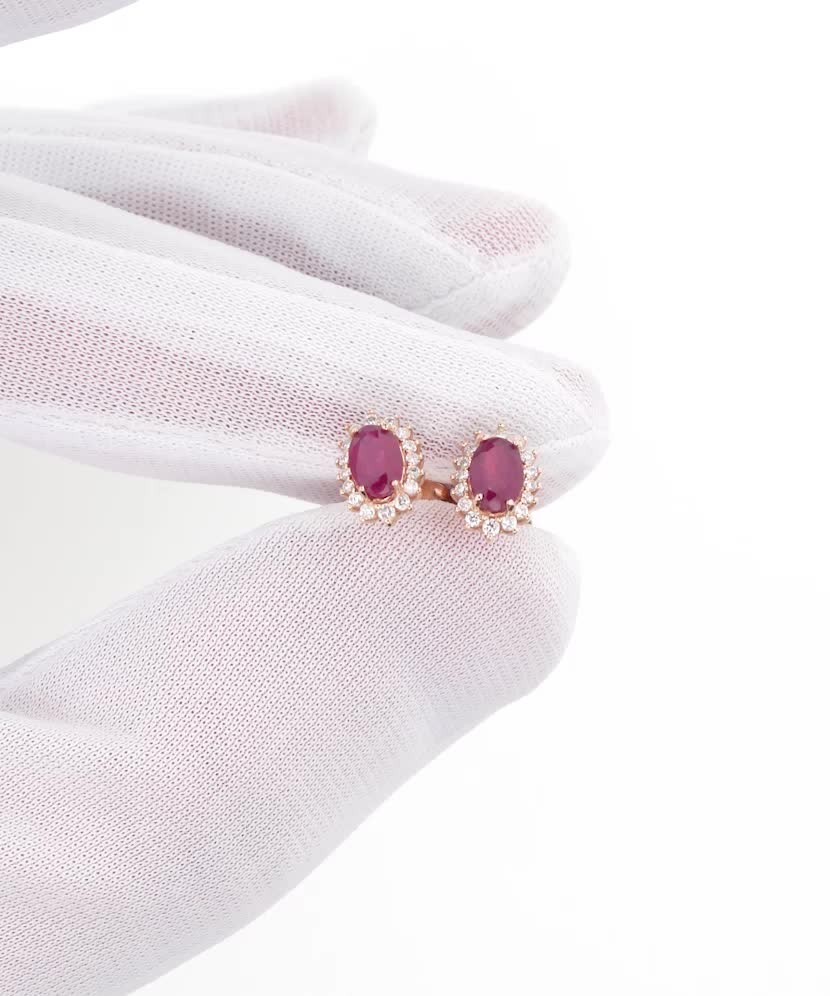 Zelta auskari ar dimantiem un rubīniem