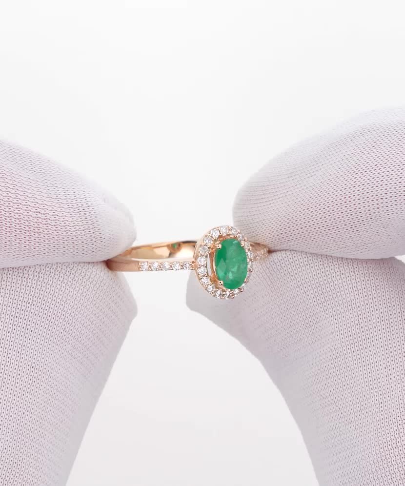 Золотое кольцо с изумрудом и алмазами