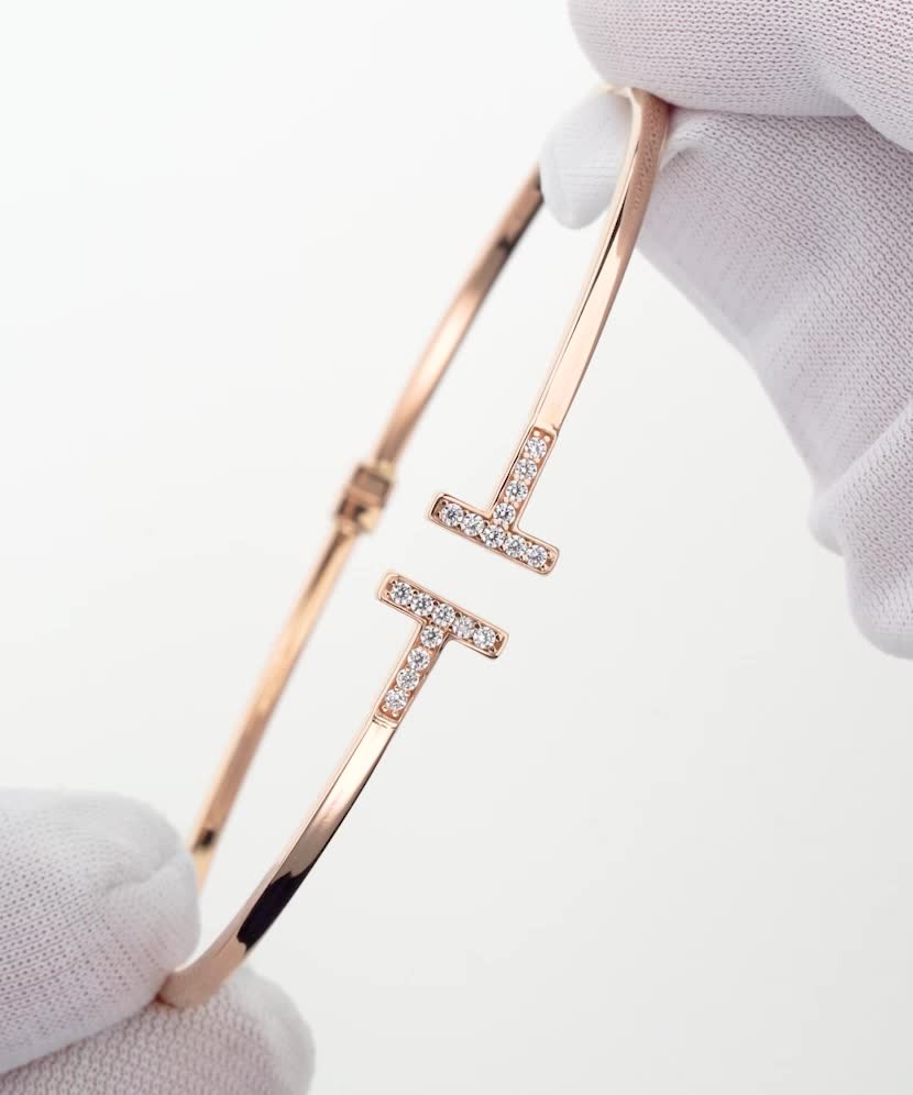 Жёсткий золотой браслет с цирконами