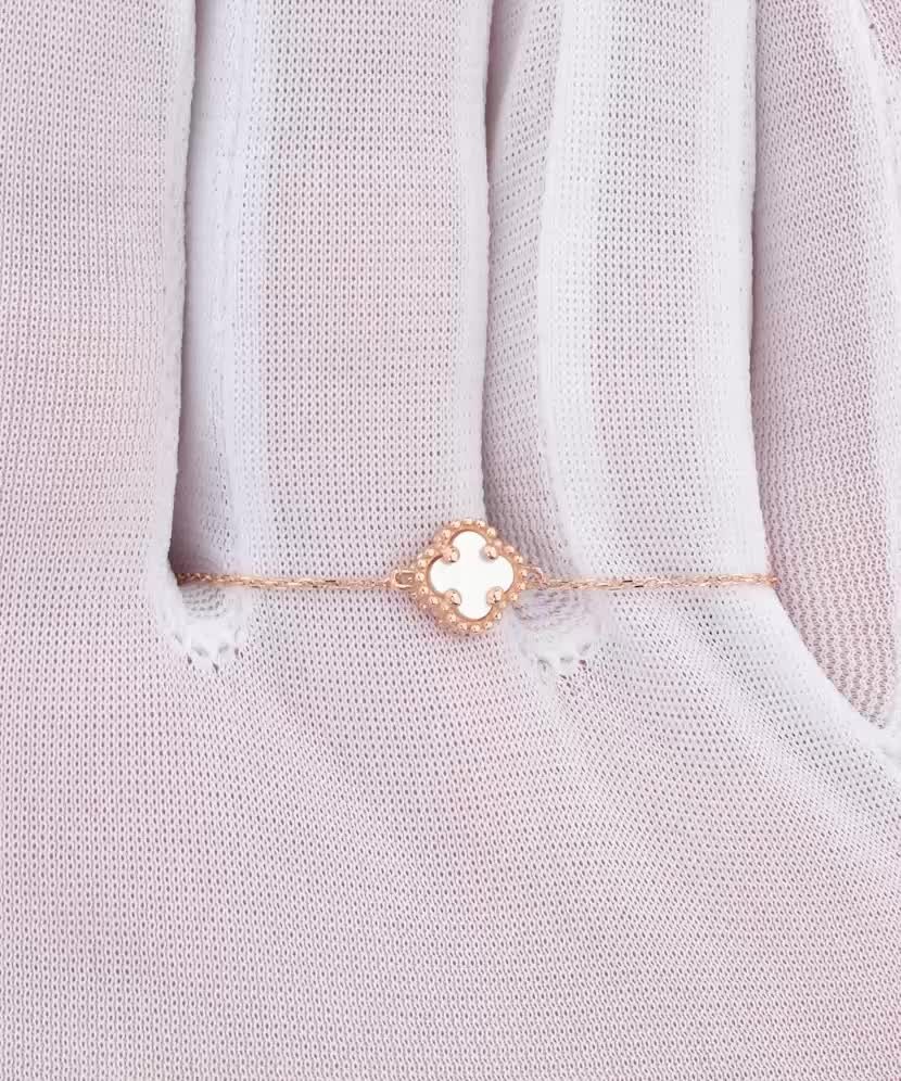 Zelta ķēdīte ar emaljas kulonu