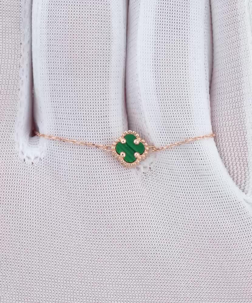 Zelta kaklarota ar malahīta kulonu