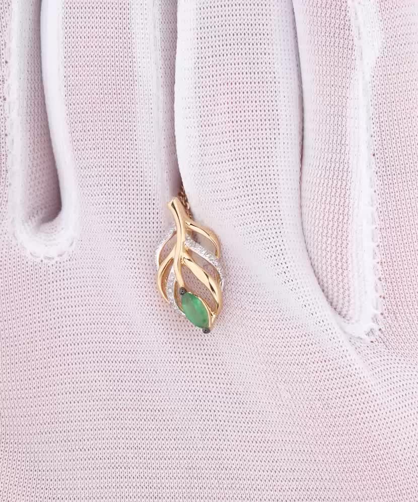 Подвеска из желтого золота с бриллиантами и изумрудом