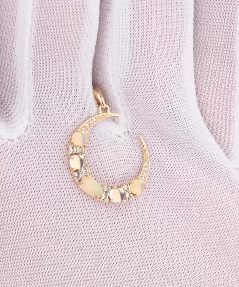 Подвеска из желтого золота с бриллиантами, опалами и топазами