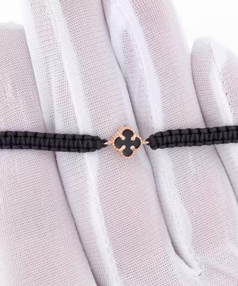 Melnā diega rokassprādze ar zeltu un oniksiem