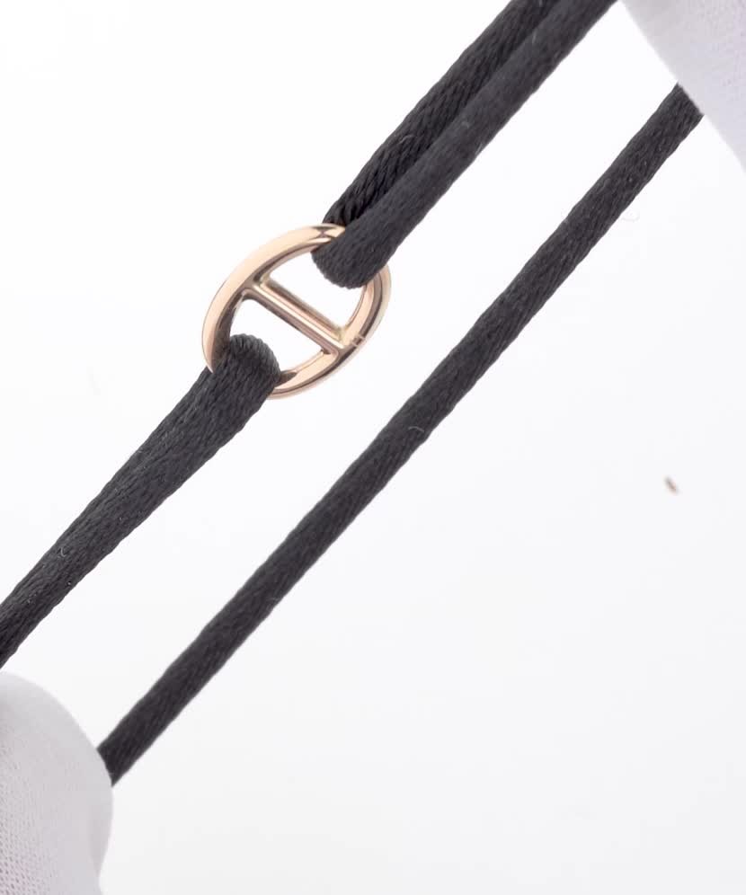 Браслет из черной нити с золотом