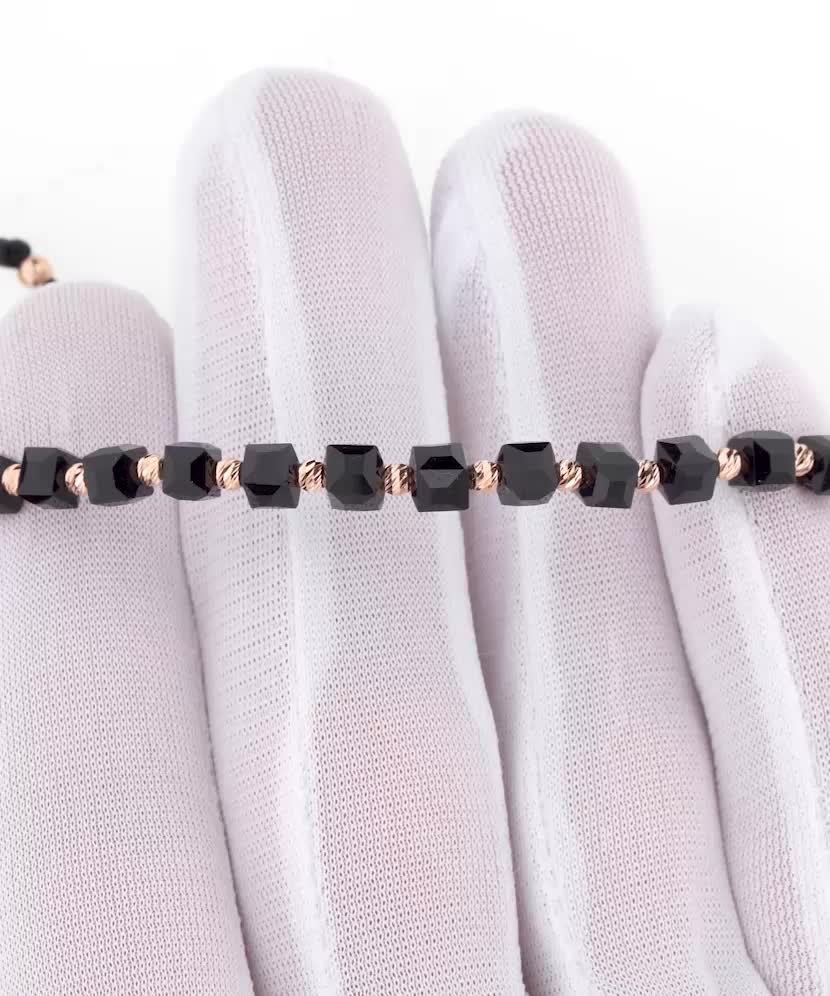 Melno Diegu Rokassrpādze Ar Zeltu Un oniksiem