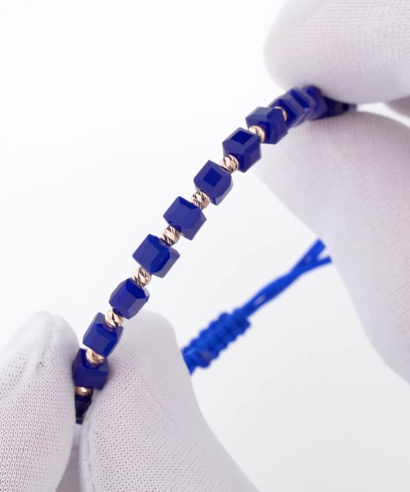 Zilā diega rokassprādze ar zeltu un oniksiem