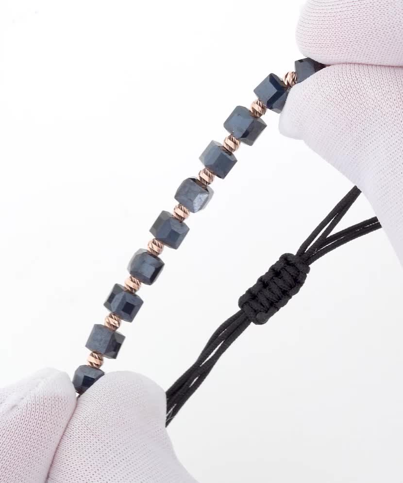 Melnu Dienu Rokassrpādze Ar Zeltu Un Hematītiem