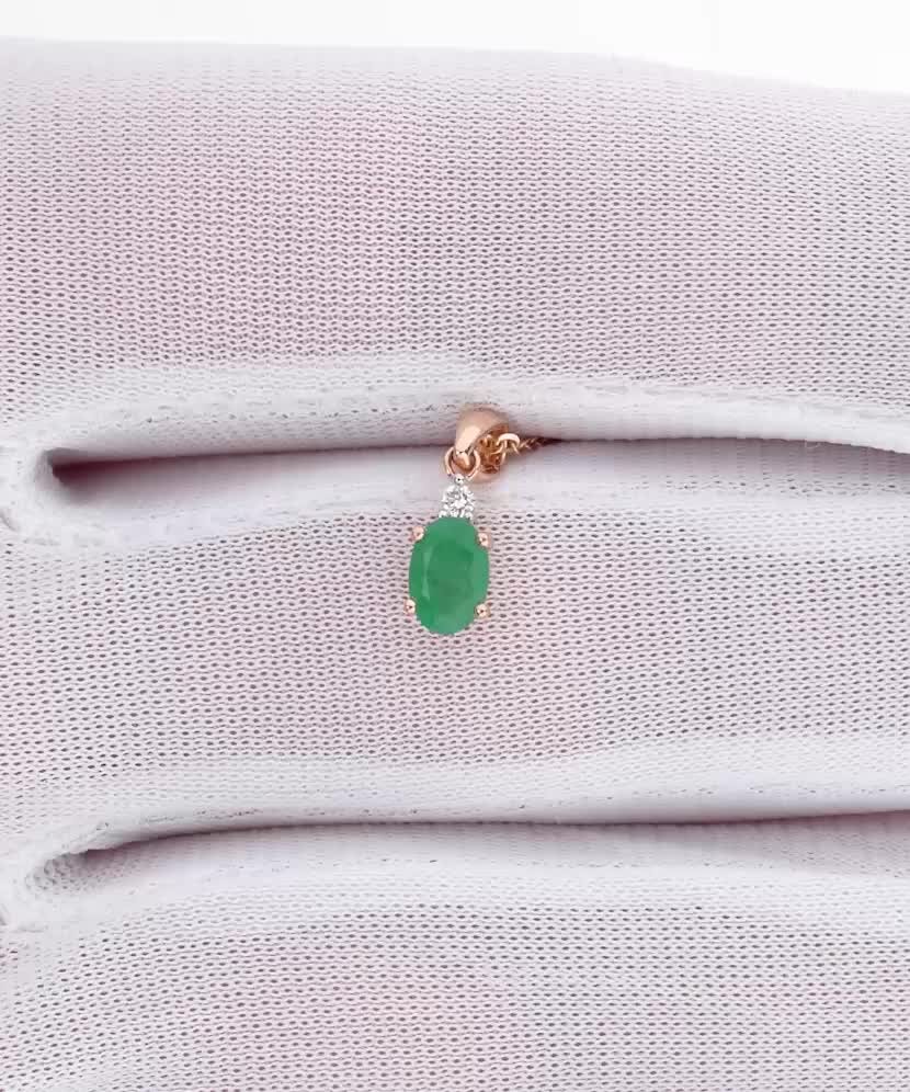 Золотая подвеска с изумрудом и алмазами