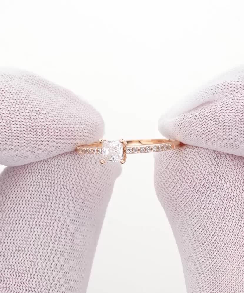 Золотое кольцо с цирконами