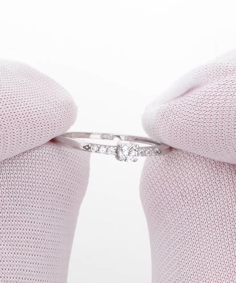 Кольцо из белого золота с цирконами