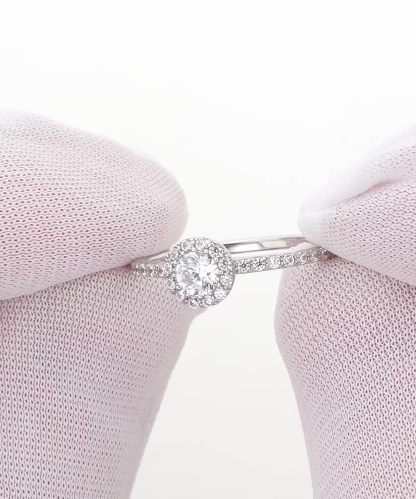 Кольцо из белого золота с цирконами