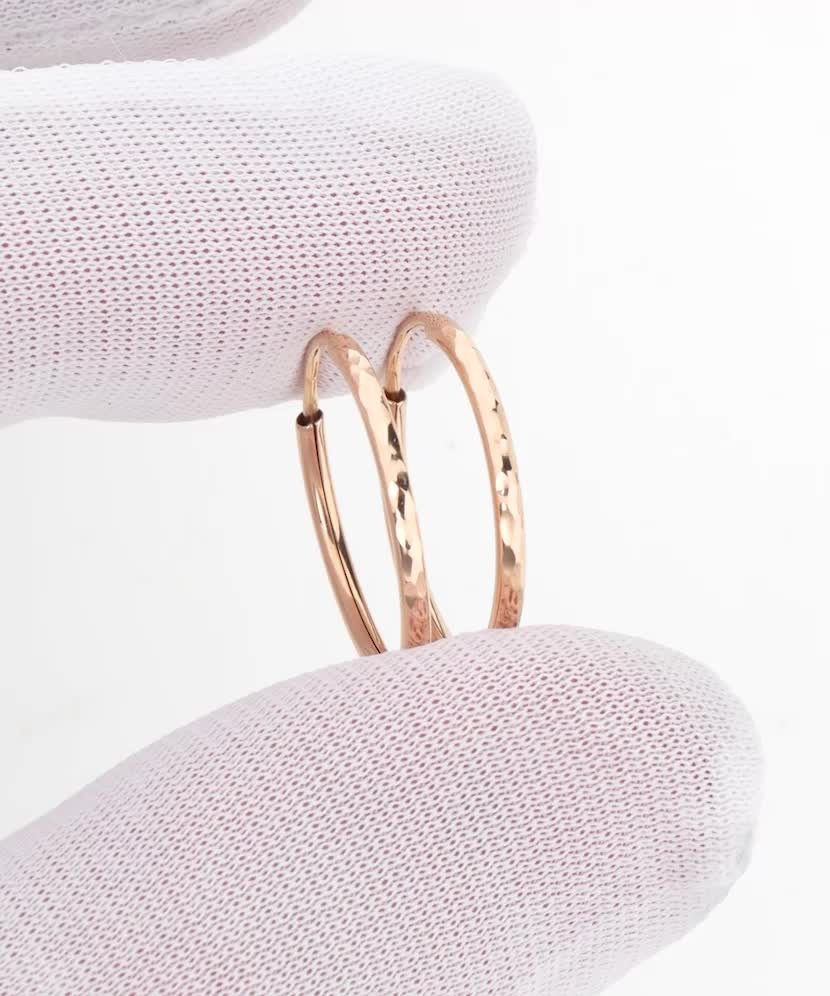 Золотые серьги с гравировкой