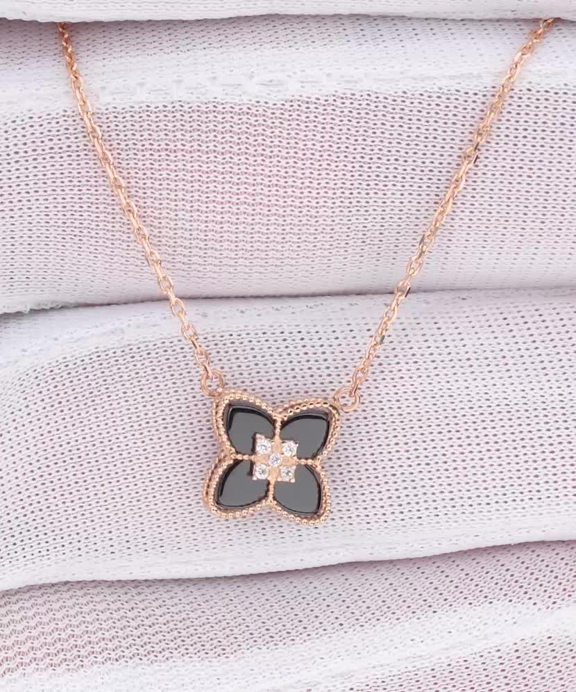 Zelta ķēdīte ar oniksa piekariņu