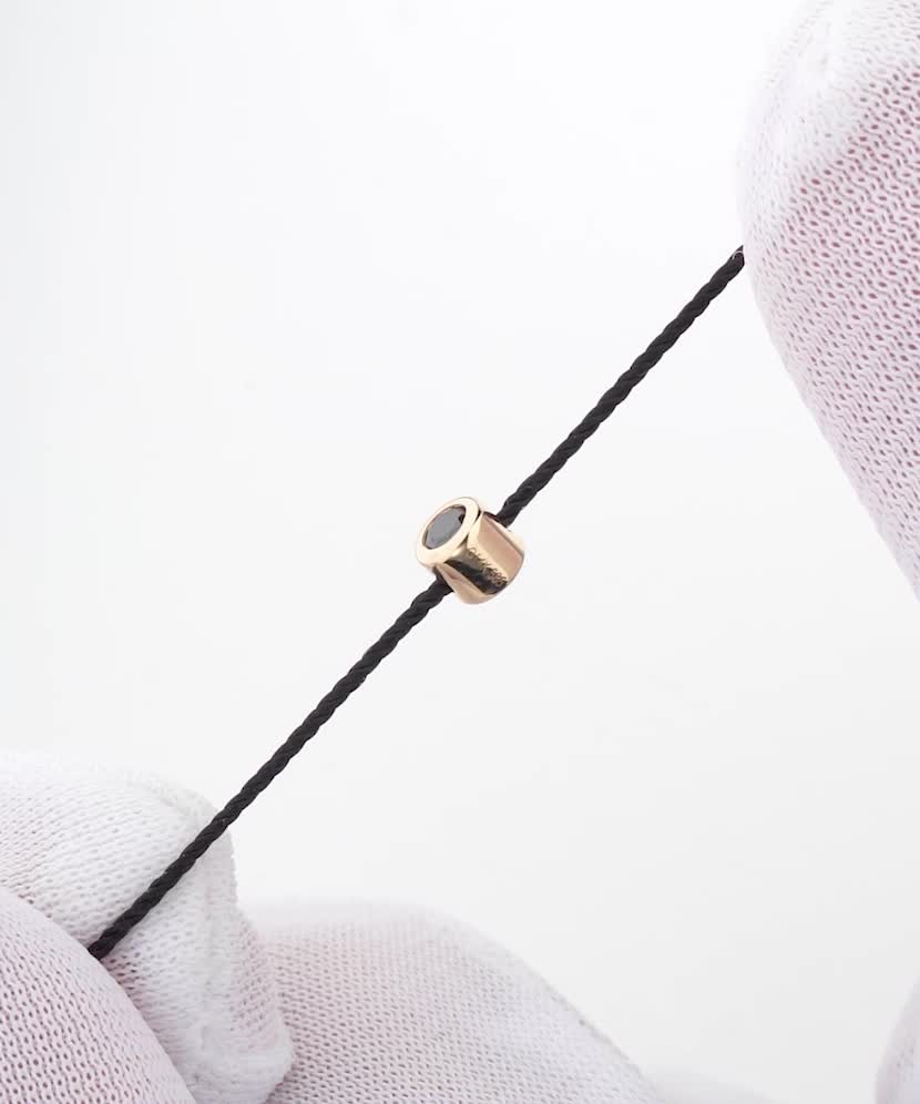 Браслет на чёрной нити с чёрным бриллиантом и жёлтым золотом