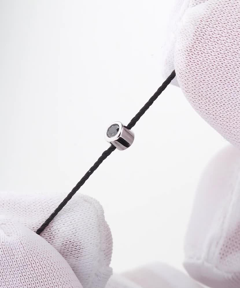 Браслет на чёрной нити с чёрным бриллиантом и белым золотом