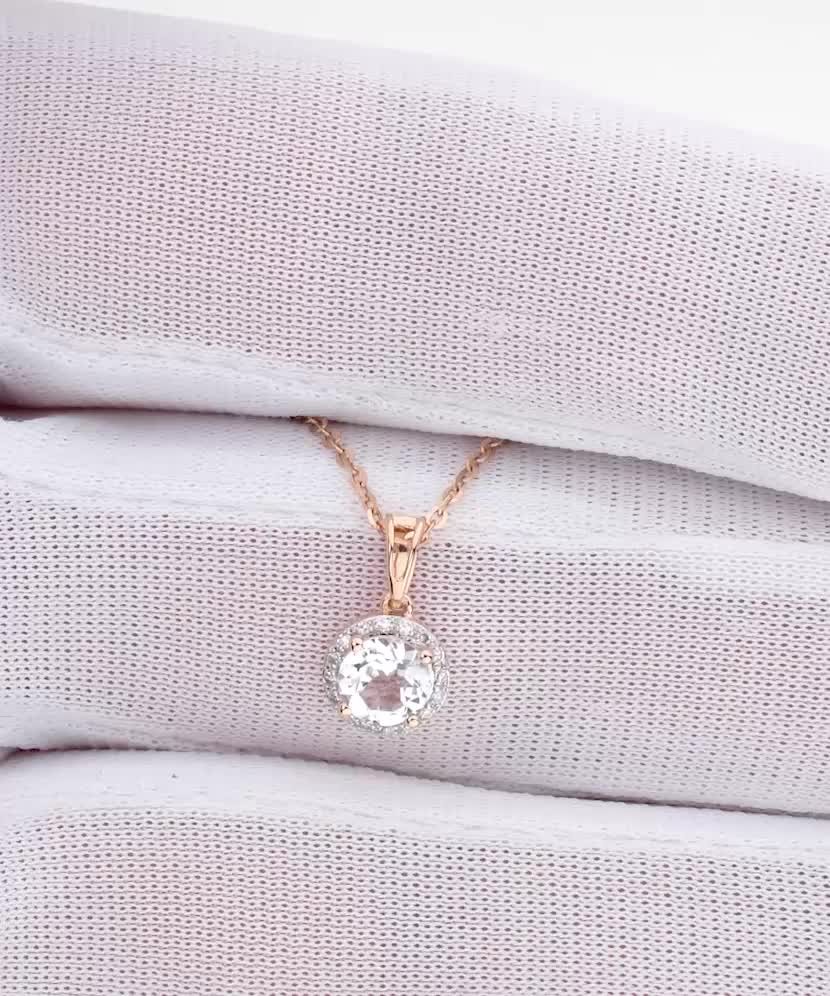 Zelta kulons ar balto topāzu un dimantiem