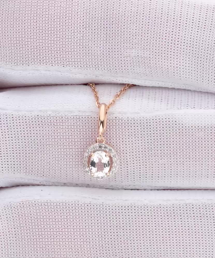 Zelta kulons ar balto topāzu un dimantiem