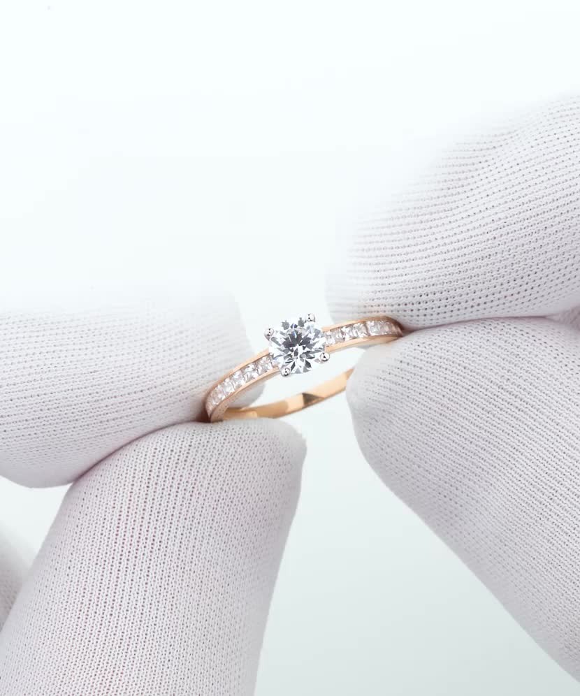 Золотое кольцо с цирконами