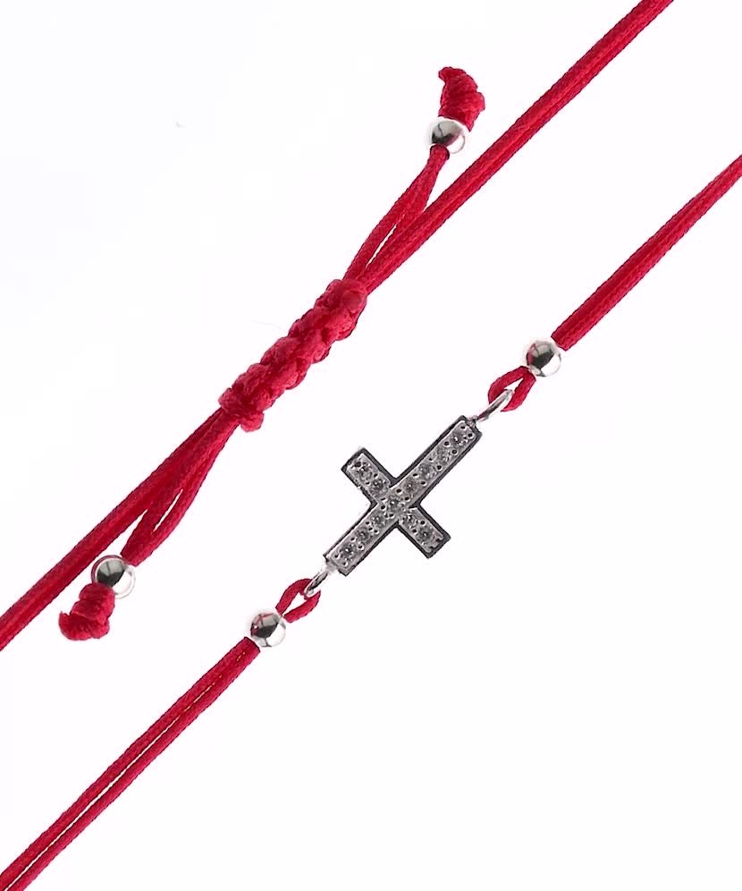 Sarkana diega rokassprādze ar sudraba piekariņu "krusts"