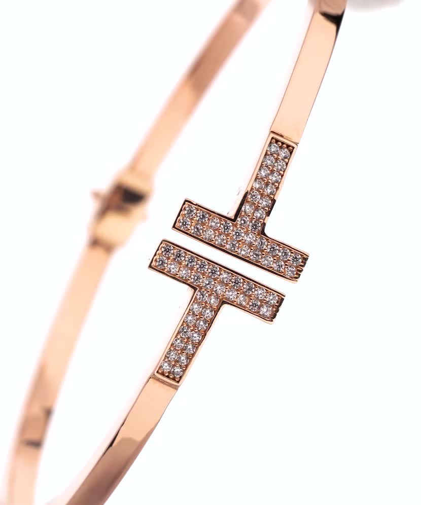 Жёсткий золотой браслет с цирконами